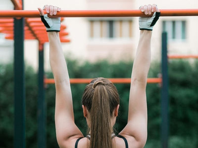 Chin Ups vs. Klimmzüge: Definition, Ausführung und Tipps